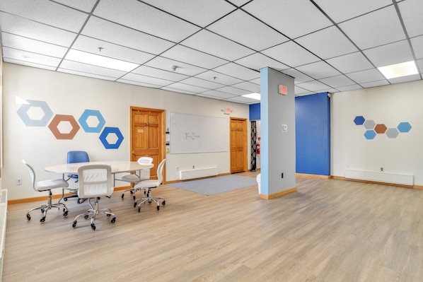 Room, 1 Bedroom | Dining