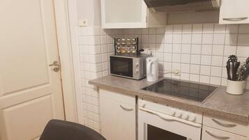 Kühlschrank, Mikrowelle, Ofen, Geschirrspüler