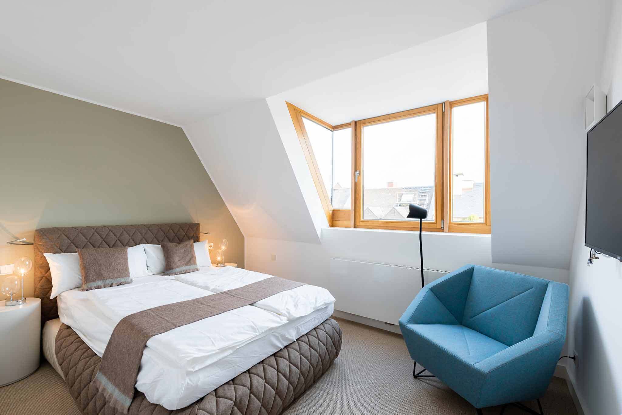 Deluxe Duplex | Desk, laptop workspace, blackout curtains, soundproofing