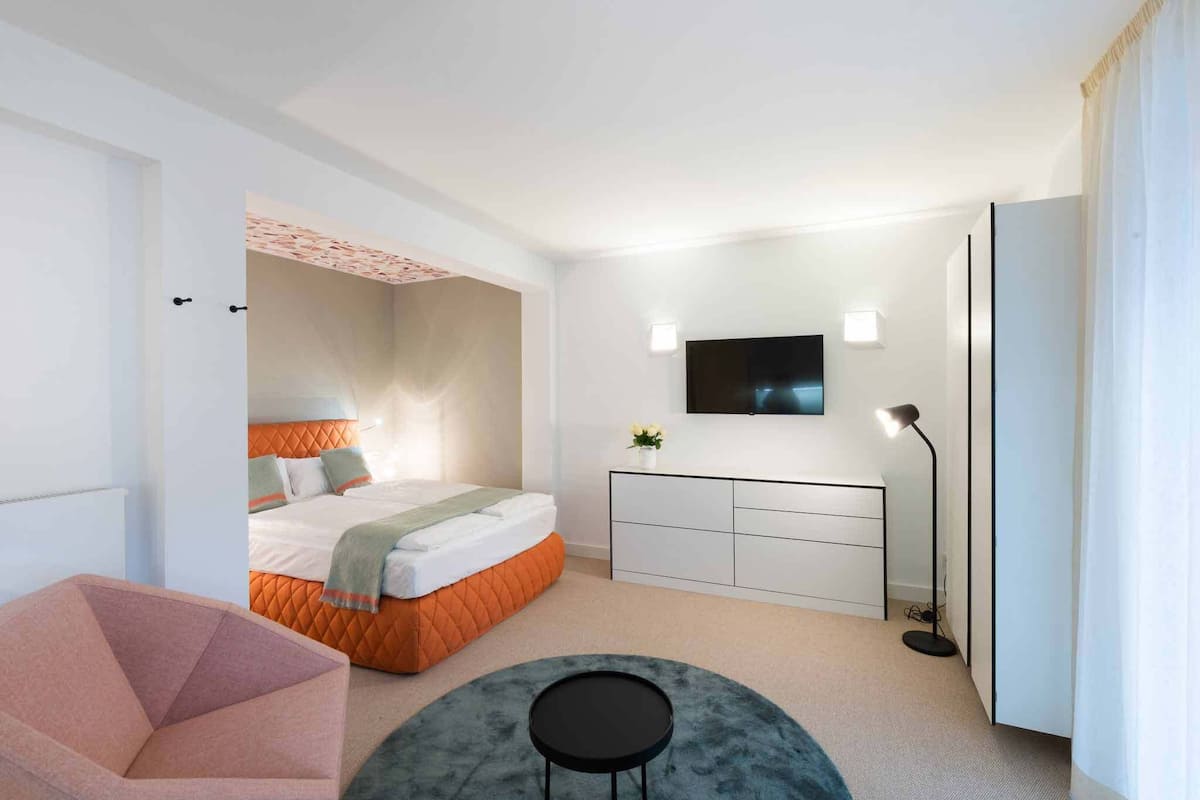 Deluxe Suite | 1 bedroom, desk, laptop workspace, blackout drapes