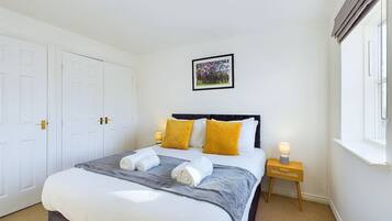 4 quartos, escrivaninha, ferros/tábuas de passar roupa