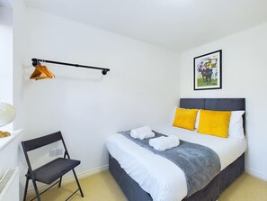 4 bedrooms, desk, iron/ironing board, free WiFi