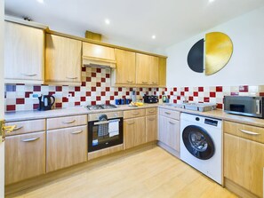 Køleskab, mikrobølgeovn, ovn, kogeplade