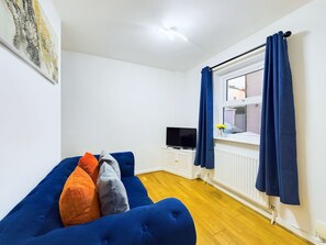 TV - Portland Place | Central & Racecourse | Parking (Gloucestershire)