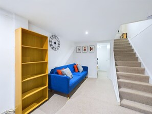 TV - Portland Place | Central & Racecourse | Parking (Gloucestershire)