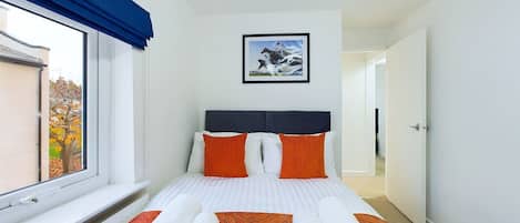 Escritorio, tabla de planchar con plancha, cuna de viaje y wifi gratis