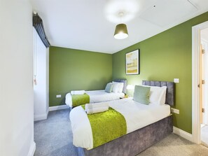 2 bedrooms, desk, iron/ironing board, WiFi