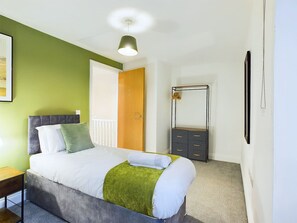 2 habitaciones, escritorio, tabla de planchar con plancha y wifi gratis 