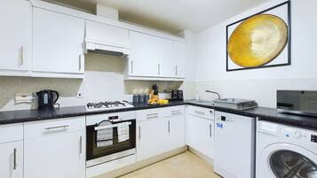 Refrigerador, microondas, horno, placa de cocina