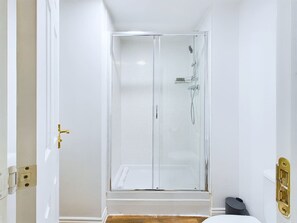 Haartrockner, Handtücher, Seife, Shampoo