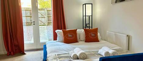 4 bedrooms, desk, free WiFi, bed sheets