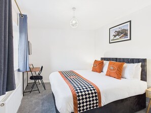 5 slaapkamers, een bureau, een strijkplank/strijkijzer, gratis wifi