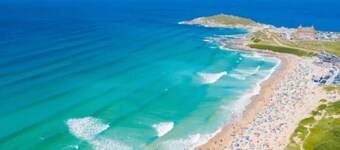 Modern Beach Retreat | Sleeps 6 | Gated Parking