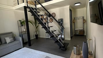 Suite Studio Supérieure, vue cour intérieure | Coin séjour