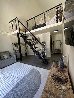 Superior Studio Suite, Courtyard View | Living area | TV