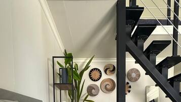 Suite monolocale Superior, vista cortile | Area soggiorno | TV