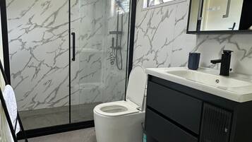 Superior Studio Suite, Courtyard View | Bathroom | Hair dryer, towels, soap, shampoo