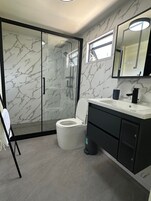 Superior Studio Suite, Courtyard View | Bathroom | Hair dryer, towels, soap, shampoo
