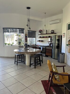 Frigorífic, microones, forn i placa de cuina