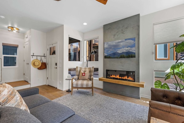 TV, fireplace