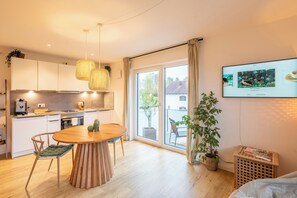 Frigorífico, microondas, horno y placa de cocina