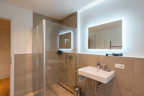 Shower, eco-friendly toiletries, hair dryer, towels - Stylish design apartment in Langenbach, near Munich and Munich Airport (Langenbach)