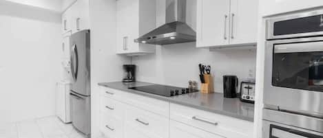 Réfrigérateur, four à micro-ondes, un four, surface de cuisson