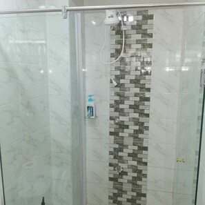 Lägenhet Design | Badrum | Dusch, tofflor, handdukar och tvål