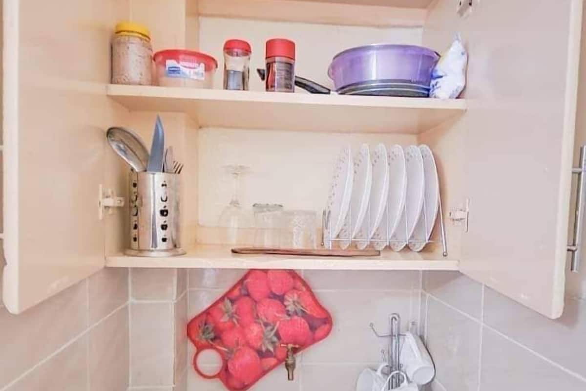 Réfrigérateur, micro-ondes, batterie de cuisine, vaisselle et ustensiles