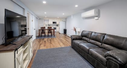 Charming 1-bedroom apt with WiFi, AC in soothing Seaford