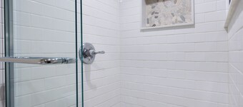 Charming 1-bedroom apt with WiFi, AC in soothing Seaford