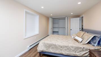 1 bedroom, in-room safe, desk, iron/ironing board