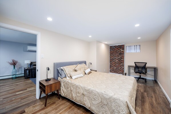 1 habitación, caja de seguridad en la habitación y escritorio 