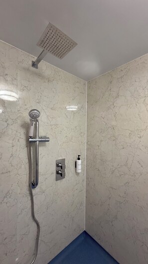 Dusche, umweltfreundliche Kosmetikartikel, Haartrockner, Handtücher