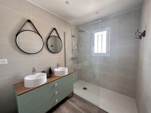 Dusche, Haartrockner, Handtücher