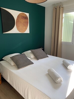 3 habitaciones, tabla de planchar con plancha, wifi y ropa de cama