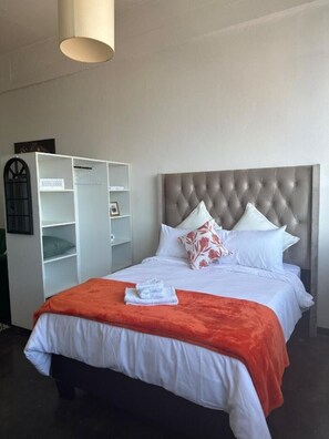 1 habitación, tabla de planchar con plancha, wifi y ropa de cama 