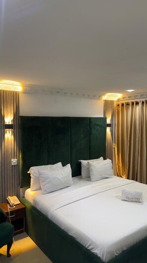 Deluxe Room | In-room safe, desk, laptop workspace, blackout drapes