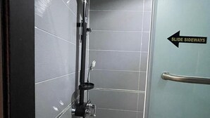 Doccia, pantofole, asciugamani, sapone