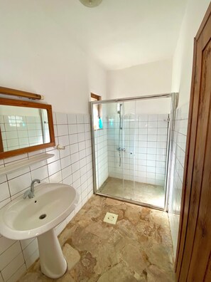 Dusj, hårføner, håndklær og såpe