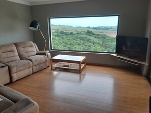 House, 3 Bedrooms, Private Pool | Living room