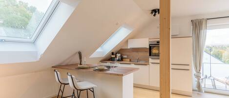 Jääkaappi, mikroaaltouuni, uuni, liesi