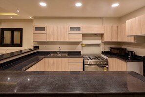 Microondas, horno, placa de cocina