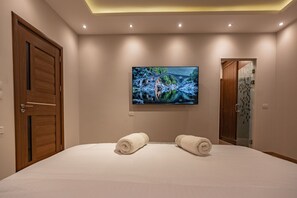 3 bedrooms, iron/ironing board, WiFi, bed sheets - luxury 3-bedroom with private garden,shared pools in midtown compound, New Cairo (New Cairo)