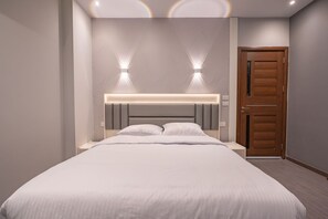 3 habitaciones, tabla de planchar con plancha, wifi y ropa de cama