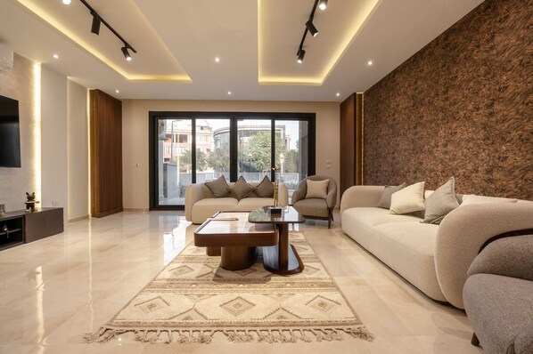 Smart TV - luxury 3-bedroom with private garden,shared pools in midtown compound, New Cairo (New Cairo)