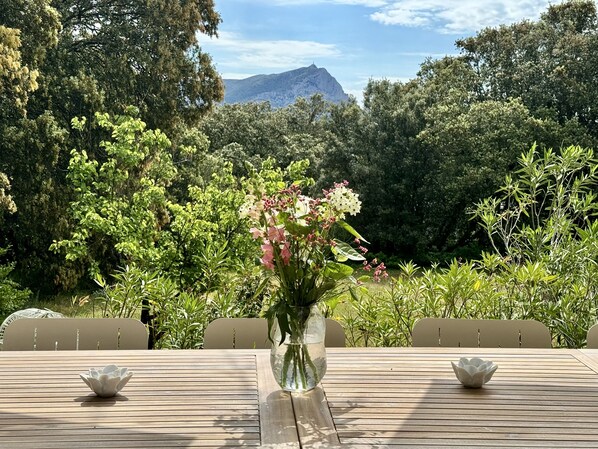 Outdoor dining - House on property with swimming pool and tennis court near Aix-en-Provence (Saint-Marc-Jaumegarde)