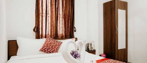 Standard Single Room, City View | Living area