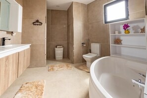 Shower, jetted bath, hair dryer, towels - TERANGA ROOF TOP Exceptional seaside apartment (Dakar)