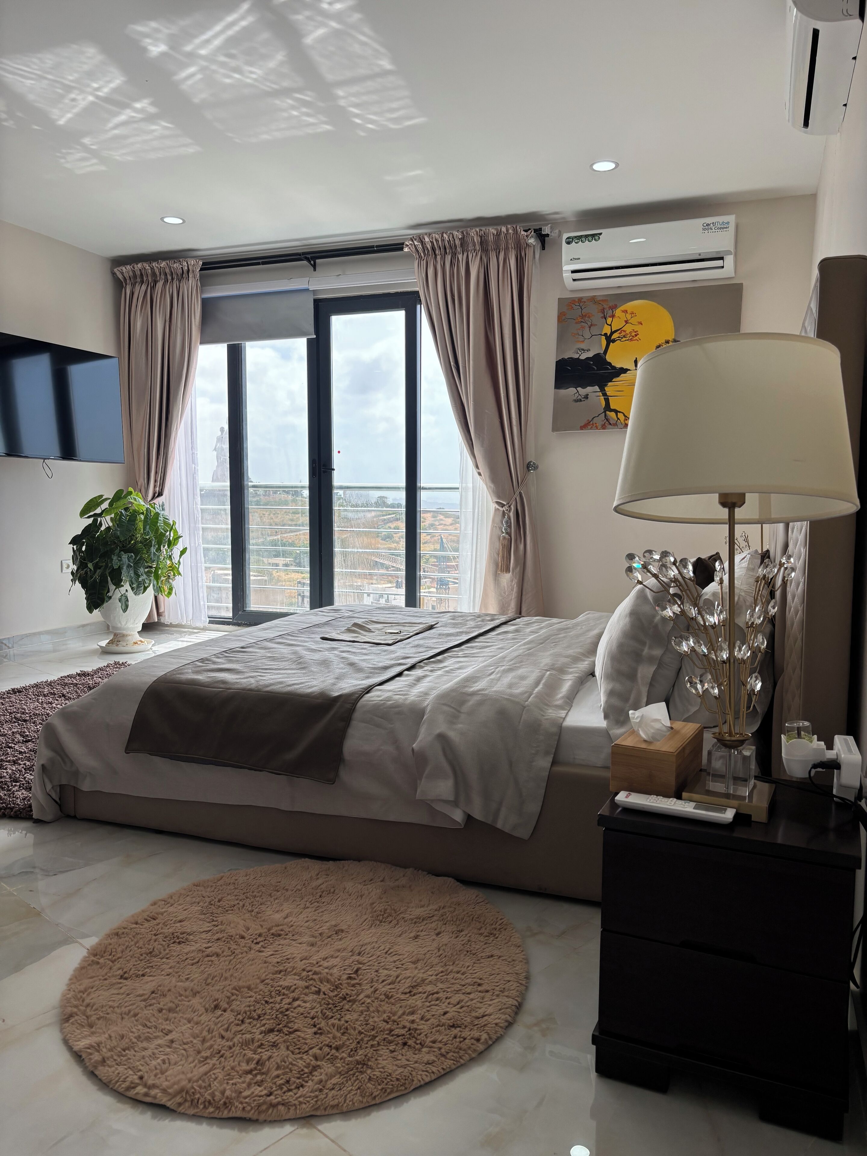 5 chambres, coffres-forts dans les chambres, bureau